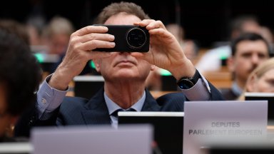 Пращат без смартфони евродепутати в Китай заради опасения от кибершпионаж