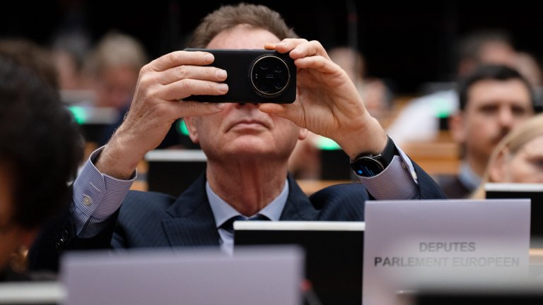 Пращат без смартфони евродепутати в Китай заради опасения от кибершпионаж