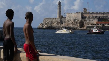 Русия достави петрол на Куба и обеща да продължи да помага