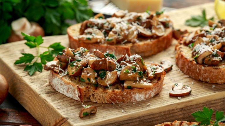 В еърфрайър: Хрупкави гъби с мащерка върху препечен хляб