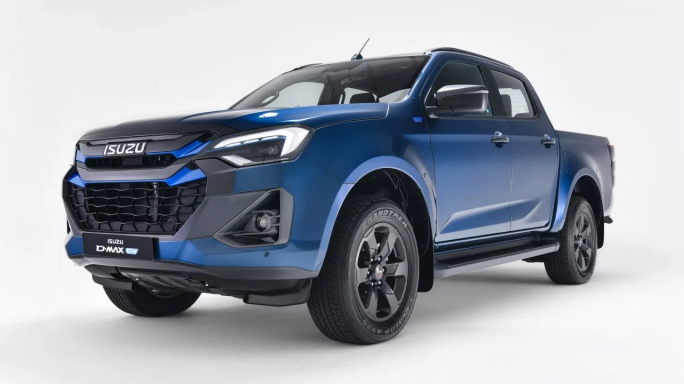 Работен пикап на Isuzu се превръща в състезателен автомобил