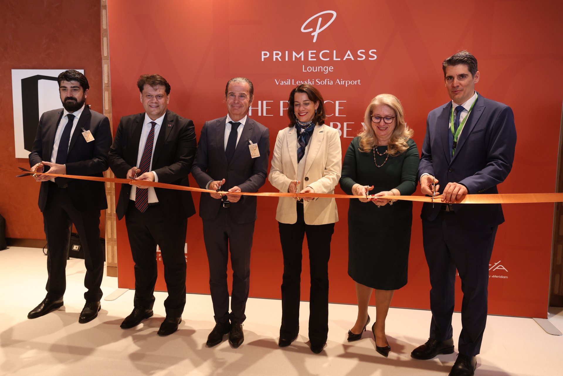 На снимката (от ляво надясно): заместник-посланикът на Турция у нас Мустафа Кара, председателят на Френско-българската търговска и индустриална камара (ФБТИК) Стефан Делайе, главният изпълнителен директор на TAV Operation Services и главен търговски директор на TAV Airports Oд Феран, служебният министър на туризма Ирена Георгиева, главният изпълнителен директор на „СОФ Кънект" Хесус Кабайеро