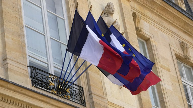 Френски кметове от партията на Льо Пен свалиха знамето на ЕС от кметствата си