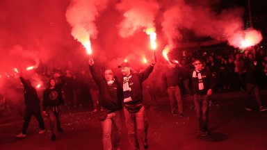 Адска атмосфера, балкони под наем и паркиран автобус очакват Италия в решителния бараж