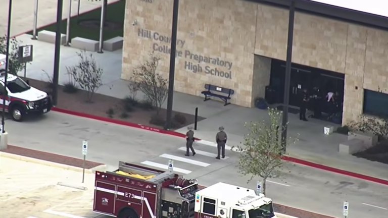 15-годишен ученик застреля учителя си в гимназия в Тексас и се самоуби