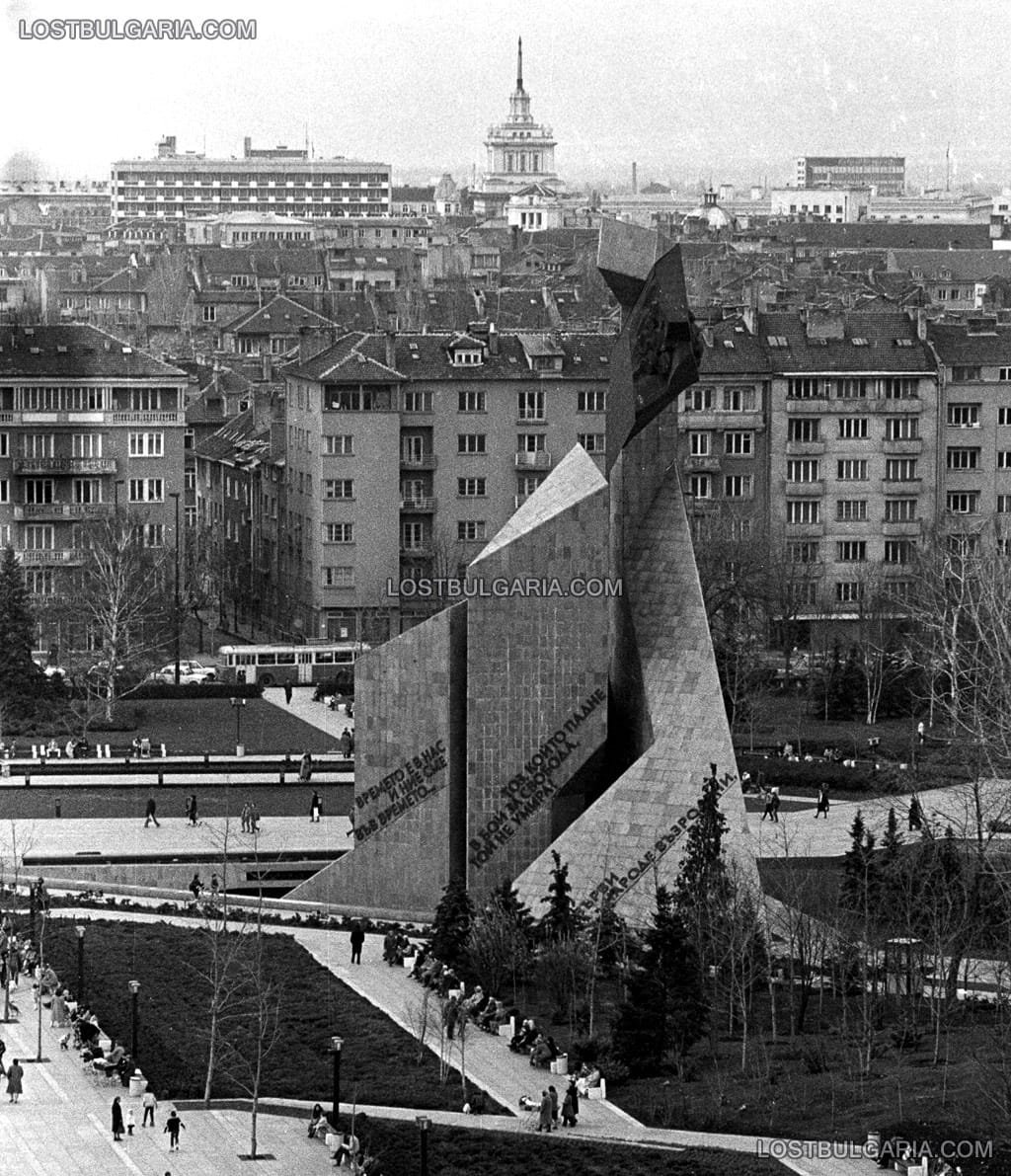 Площадът пред НДК и подлезът откъм булевард “Витоша”, 1984г.
