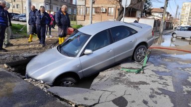 Кола пропадна в яма след спукан водопровод в пловдивския кв. "Столипиново" (снимки)