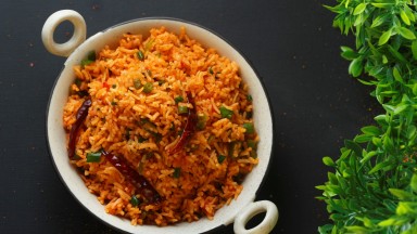 Пикантен ориз с чили и чесън