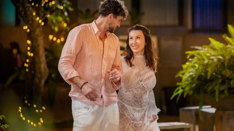 Санта Китана си намери нов поклонник в "Ергенът“ (снимки)