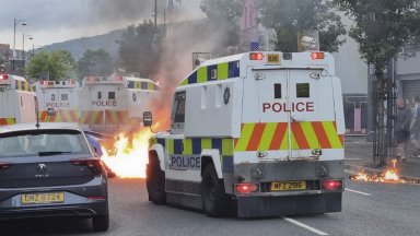 Отвлякоха доставчик на храна и го принудиха да кара кола бомба към полицията в Северна Ирландия