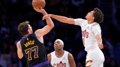 Дончич прати Лейкърс в плейофите с поредния си брилянтен мач