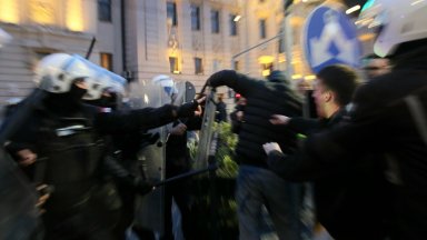 Сблъсъци с полицията в Белград след смъртта на студентка, скочила от прозореца на университета