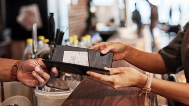 Икономист: Няма сектор, който да поскъпва повече от хотелите и ресторантите