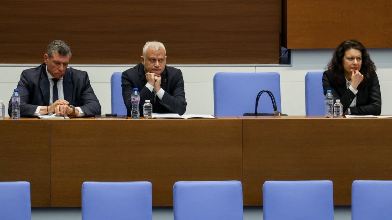 На живо в Dir.bg: Украйна, Петрохан и горивата извънредно в НС (видео)