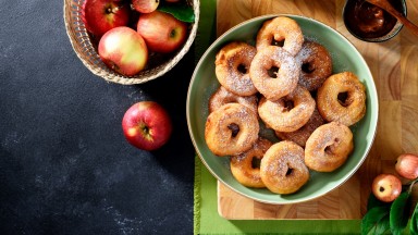 Понички с ябълки и канелена захар