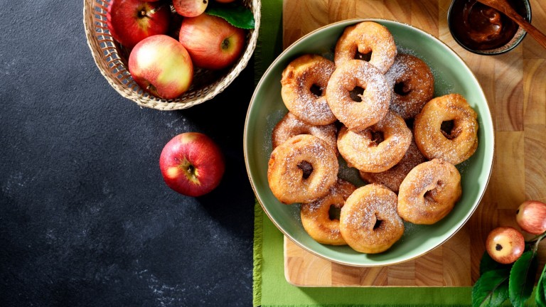 Понички с ябълки и канелена захар