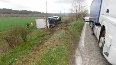 Баща и дъщеря са с опасност за живота след челен удар в камион край Разград