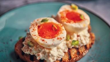 Високопротеинова закуска: Филийки с котидж сирене и варено яйце