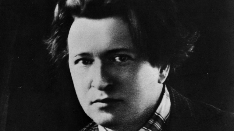 Той дебютира на сцената като пианист на 7-годишна възраст