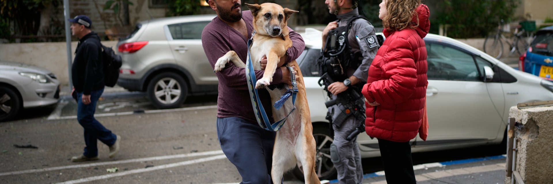 Иран извърши най-мащабната си ракетна атака срещу Израел преди Пасха (снимки)
