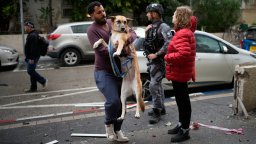 Иран извърши най-мащабната си ракетна атака срещу Израел преди Пасха (снимки)