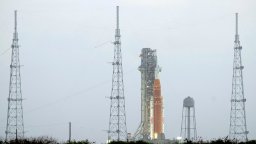 Гледайте на живо: НАСА изстрелва хора към Луната (видео)