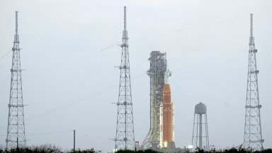 Гледайте на живо: НАСА изстрелва хора към Луната (видео)