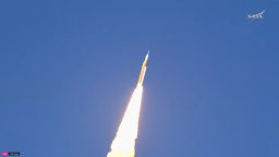 Гледайте на живо: НАСА изстреля хора към Луната (видео)