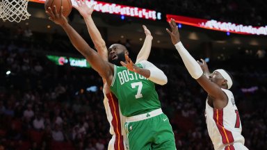 Изумителна четвърт остави Бостън на две точки от рекорд