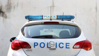 Гонка между мотопед и патрулка завърши с удар във входна врата 