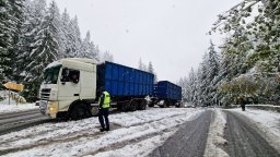 Сняг вали на проходите Превала и Пампорово, тир е закъсал в района на село Стойките