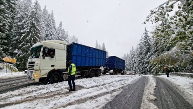 Сняг вали на проходите Превала и Пампорово, тир е закъсал в района на село Стойките