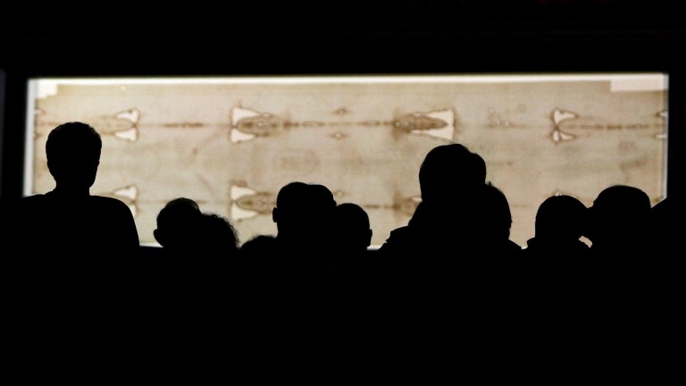 Мистерията на Торинската плащаница се заплита: Откриха ДНК от множество хора върху нея