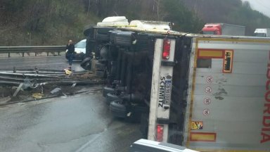 Тир се обърна върху мантинела на "Хемус" и задръсти магистралата и в двете посоки