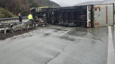 Тир се обърна върху мантинела на "Хемус" и задръсти магистралата и в двете посоки (снимки)