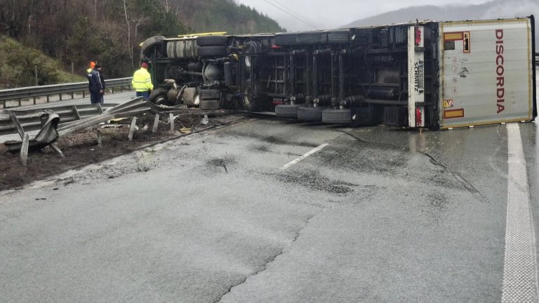 Тир се обърна върху мантинела на "Хемус" и задръсти магистралата и в двете посоки (снимки)