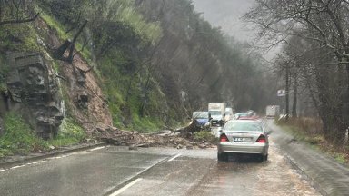 Огромна скала се откъсна и затвори пътя между Белица и Загражден 