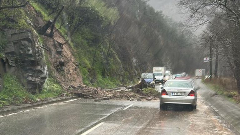 Огромна скала се откъсна и затвори пътя между Белица и Загражден 