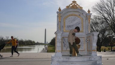 Гигантска златна тоалетна се появи близо до Мемориала на Линкълн във Вашингтон