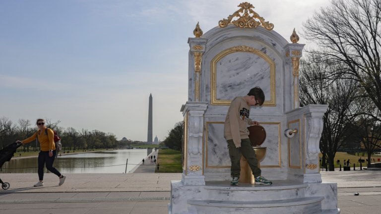 Гигантска златна тоалетна се появи близо до Мемориала на Линкълн във Вашингтон