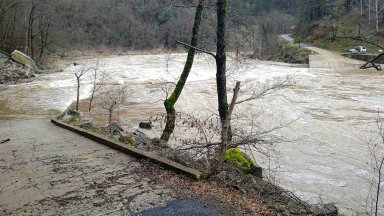 Бачково е под вода, водопад заля ресторант, бедствие в Ардино след потопен мост (снимки/видео)