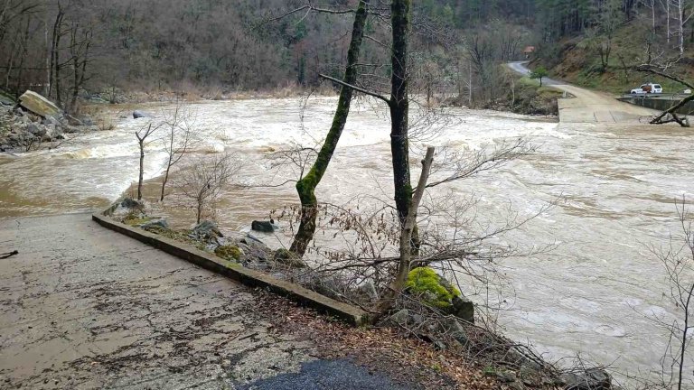 Бачково е под вода, обявиха бедствие в община Ардино след потопен мост (снимки/видео)