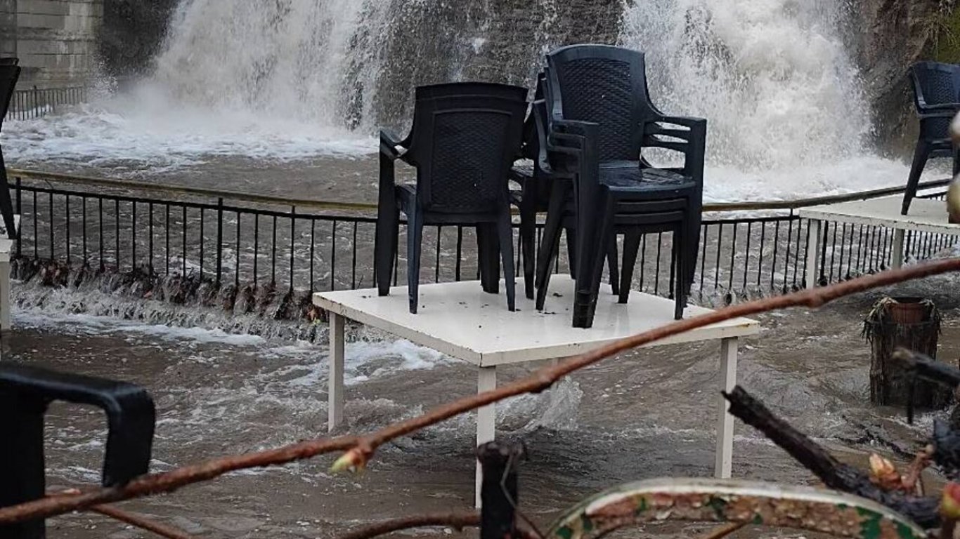 Водопад заля ресторанта до Бачковския манастир