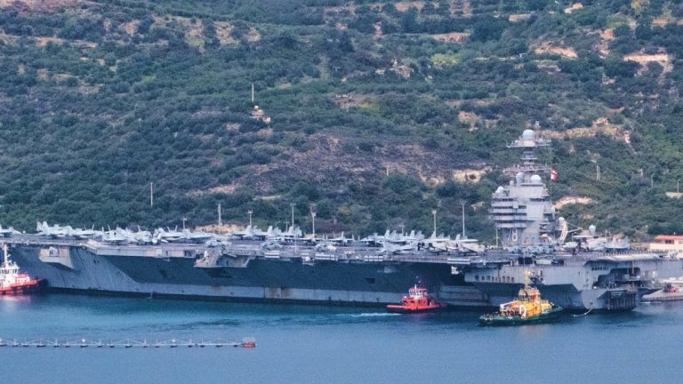 Заради иранските атаки: Френският самолетоносач "Шарл де Гол" акостира в Крит 