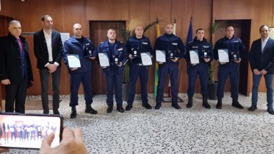 Наградиха полицаите, спасили детето от терасата на 8-ия етаж в Ямбол