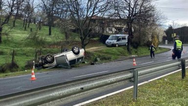 На едно място през 40 минути: Две катастрофи на входа на Кърджали, шофьор е в травматичен шок