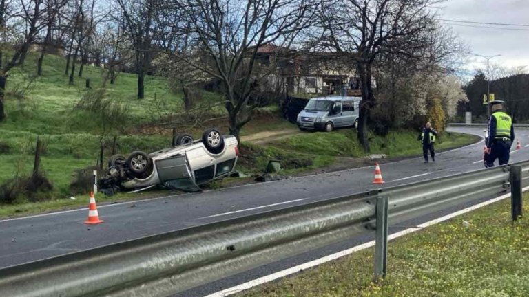 На едно място през 40 минути: Две катастрофи на входа на Кърджали, шофьор е в травматичен шок