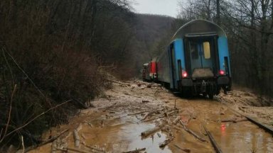 Пътнически влак дерайлира край Мъглиж след удар в паднала на релсите скала