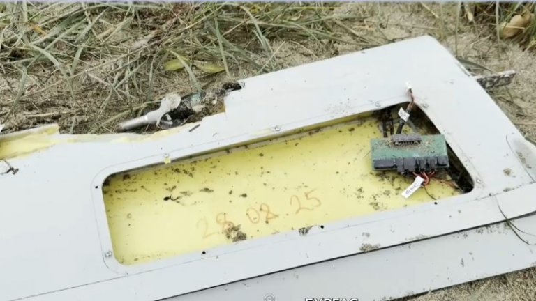 Морето изхвърли части от военен дрон на плажа в Крайморие