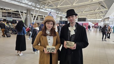Студенти в ретро костюми подариха реплики на стари пощенски картички от София на пътници на летището